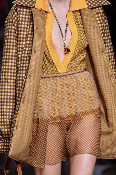 Look 32